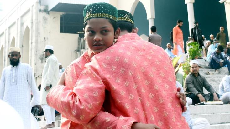 ধর্মীয় ভাবগাম্ভীর্য ও উৎসবমুখর পরিবেশে দেশে ঈদুল আজহা উদযাপিত